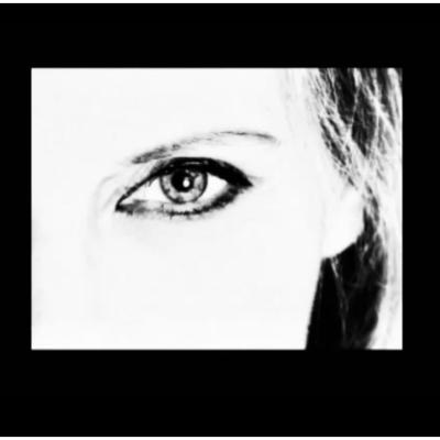 Lire la suite à propos de l’article Sophie Gaumont dévoile « INVINCIBLE », un hymne pop à la résilience