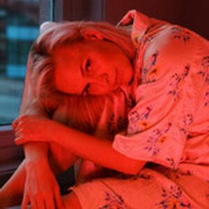 Lire la suite à propos de l’article Mialuna dévoile « Does My Heart Even Know », une folk orchestrale entre lâcher-prise et émotion pure