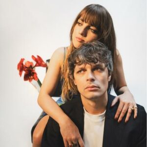 Lire la suite à propos de l’article TU M’ADOR annonce « Ô Général », un titre pop-rock frontal entre tension et lumière