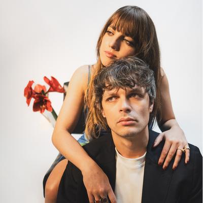 Lire la suite à propos de l’article TU M’ADOR annonce « Ô Général », un titre pop-rock frontal entre tension et lumière