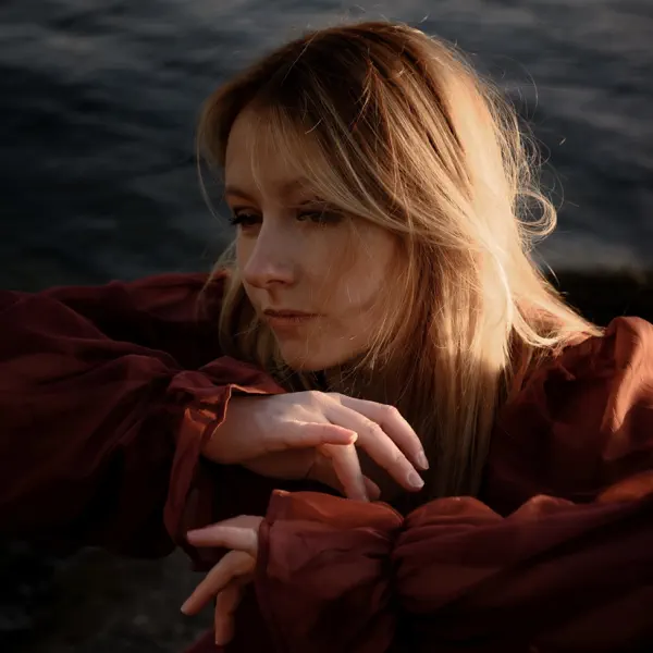 Lire la suite à propos de l’article Aurélie Simon dévoile « Dans ton regard », une chanson intime dédiée à sa mère