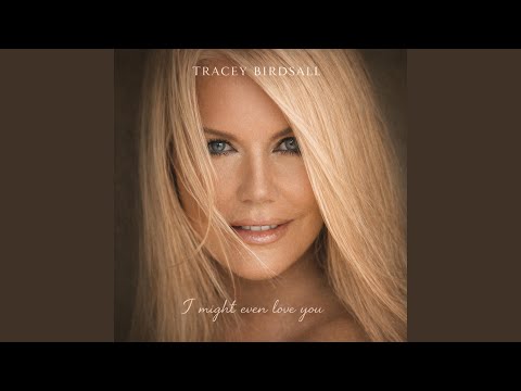 Lire la suite à propos de l’article Tracey Birdsall dévoile « I Might Even Love You », une ballade cinématographique tout en retenue