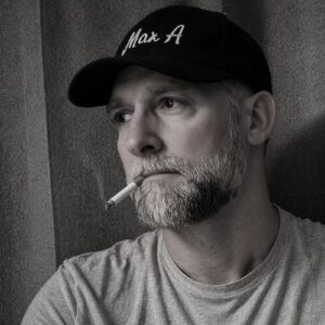 Lire la suite à propos de l’article Max A dévoile Cigarette, un titre intime porté par la maturité et l’authenticité