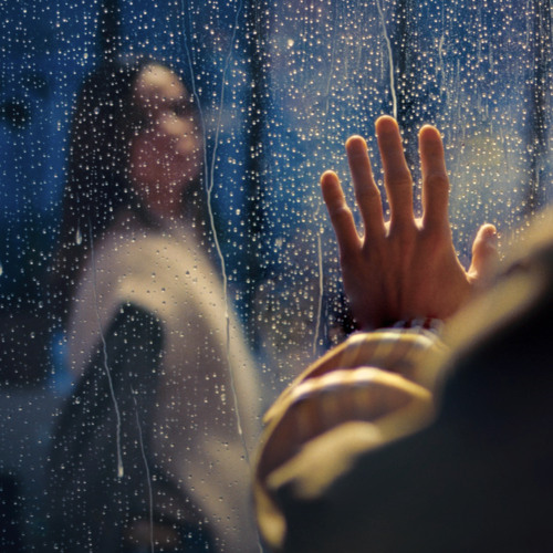 Lire la suite à propos de l’article Mathis Riviere transforme le désamour en poésie urbaine avec “Les jours de pluie”