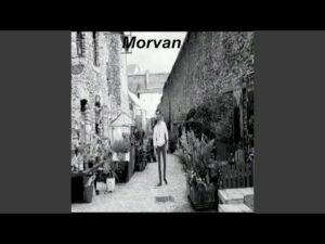Lire la suite à propos de l’article Morvan célèbre l&rsquo;amour et la liberté avec « Elles s’embrassent »