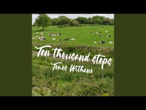 Lire la suite à propos de l’article Tomos Withano invite à la bienveillance envers soi-même avec « Ten Thousand Steps »