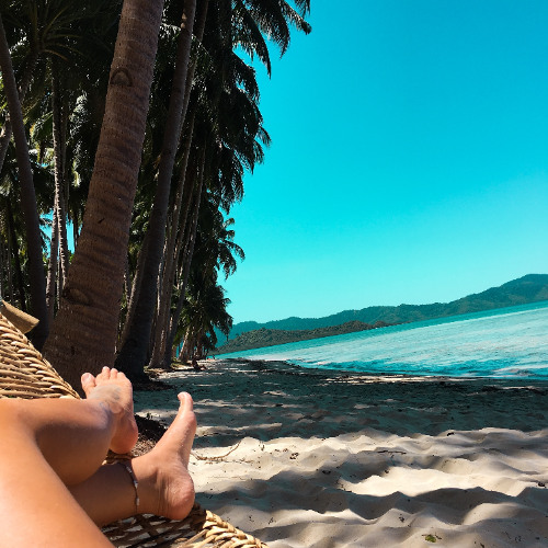 You are currently viewing Scottie-b revendique sa liberté avec « I Don&rsquo;t Need a Man, Just a Bikini and a Tan »