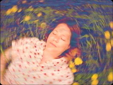 You are currently viewing Julie Castaing ouvre son univers sensible avec « Adieu rêveur »