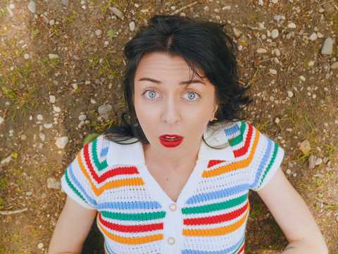 Lire la suite à propos de l’article Meg Dumas invite au lâcher-prise avec un single pop aussi lumineux que réconfortant